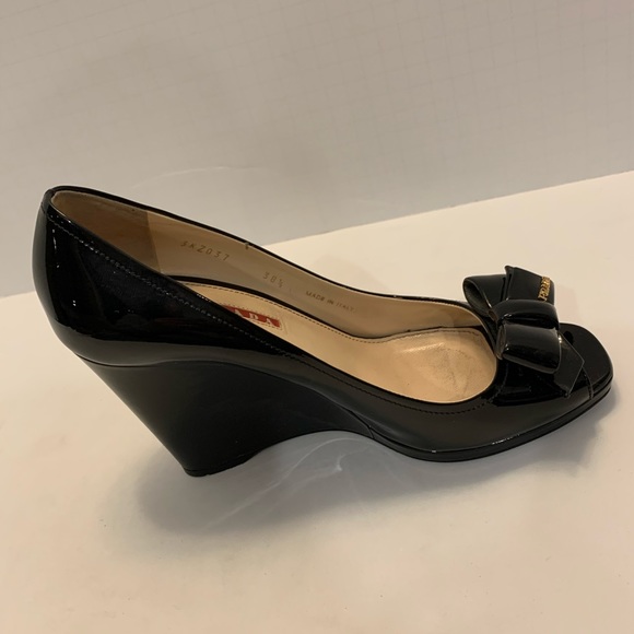 PRADA BLACK SCAMASCO PATENT BOW WEDGE SANDAL 8 - Picture 5 of 7